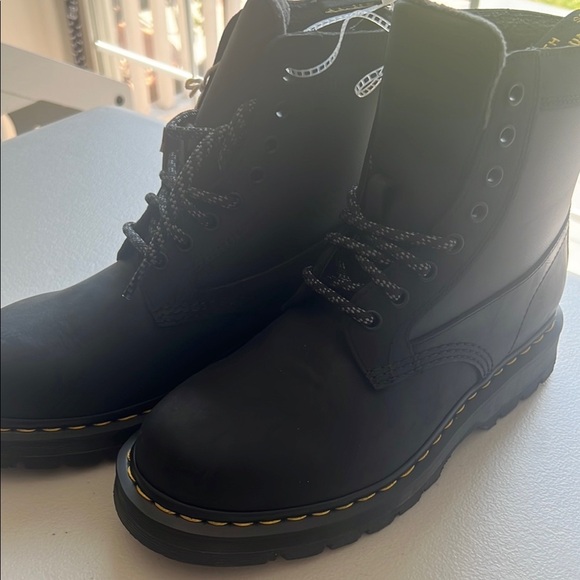 Dr. Martens Black Boots Women’s 7 Black Leather Trinity 1460 - Picture 4 of 8